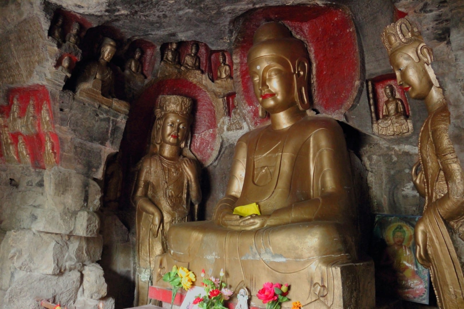 Budas tallados y pintados en el punto panorámico de la montaña Qianfo. Jinan China