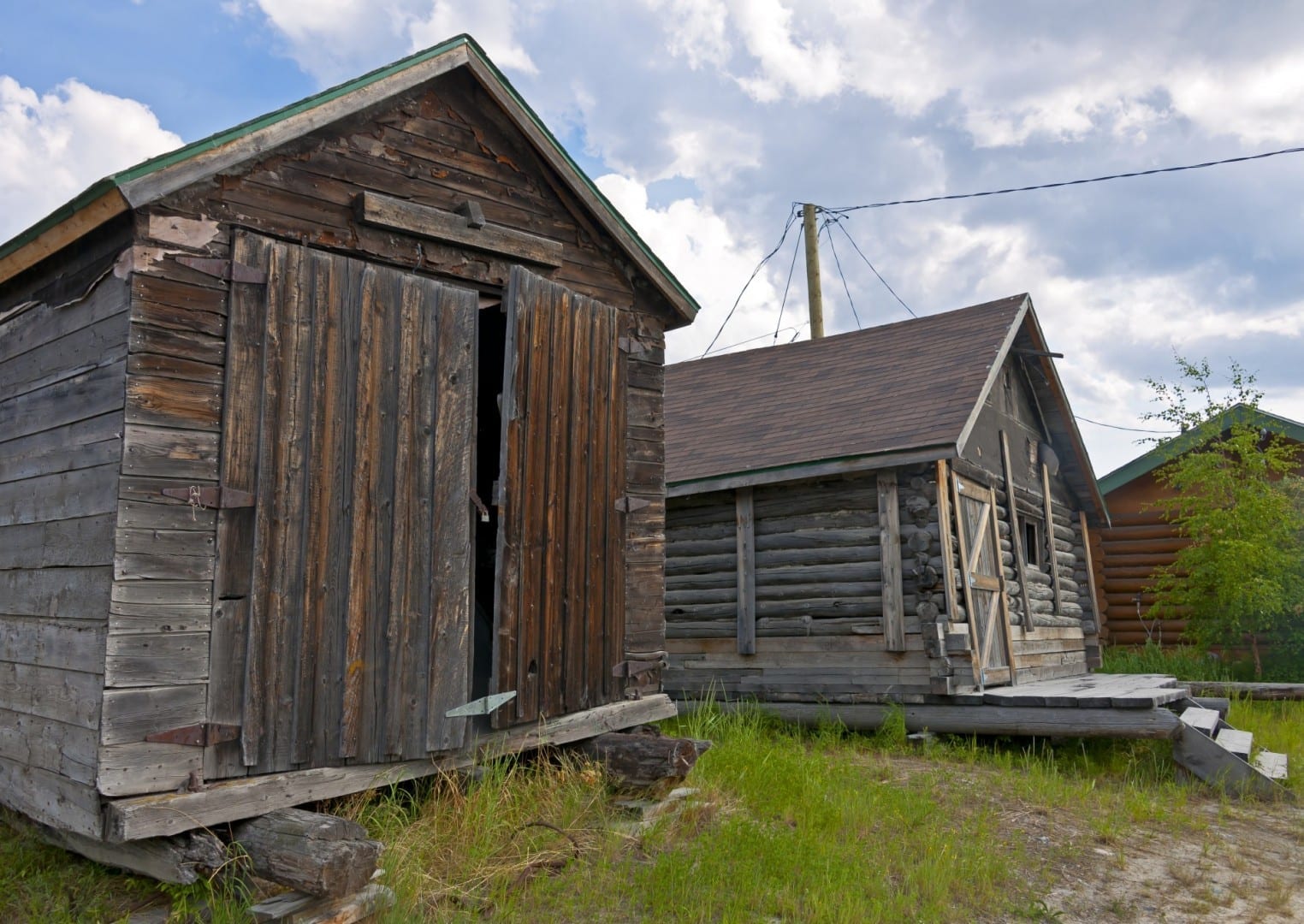 Cabañas de los primeros días de la ciudad en la Ciudad Vieja Yellowknife Canadá