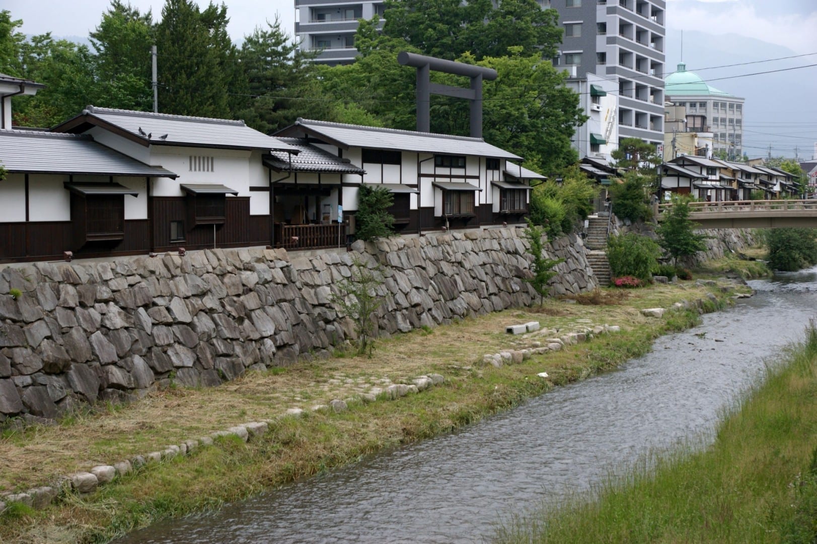 Camine a lo largo del río alrededor de Nawate-dōri Matsumoto Japón