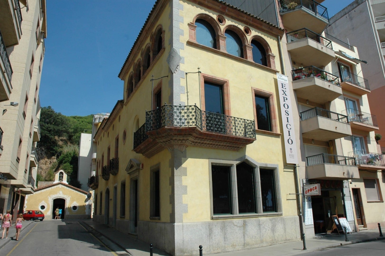 Casa Saladrigas (frente) y la Capilla de Esperanza (fondo). Blanes España