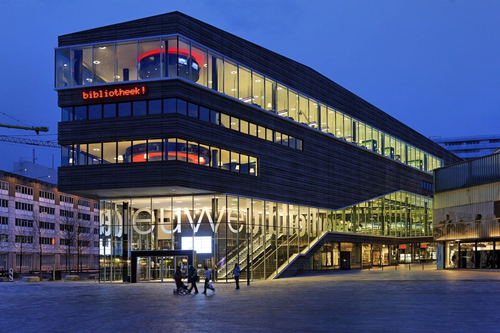Comience su recorrido visitando el VVV Almere en la Nueva Biblioteca Almere Países Bajos
