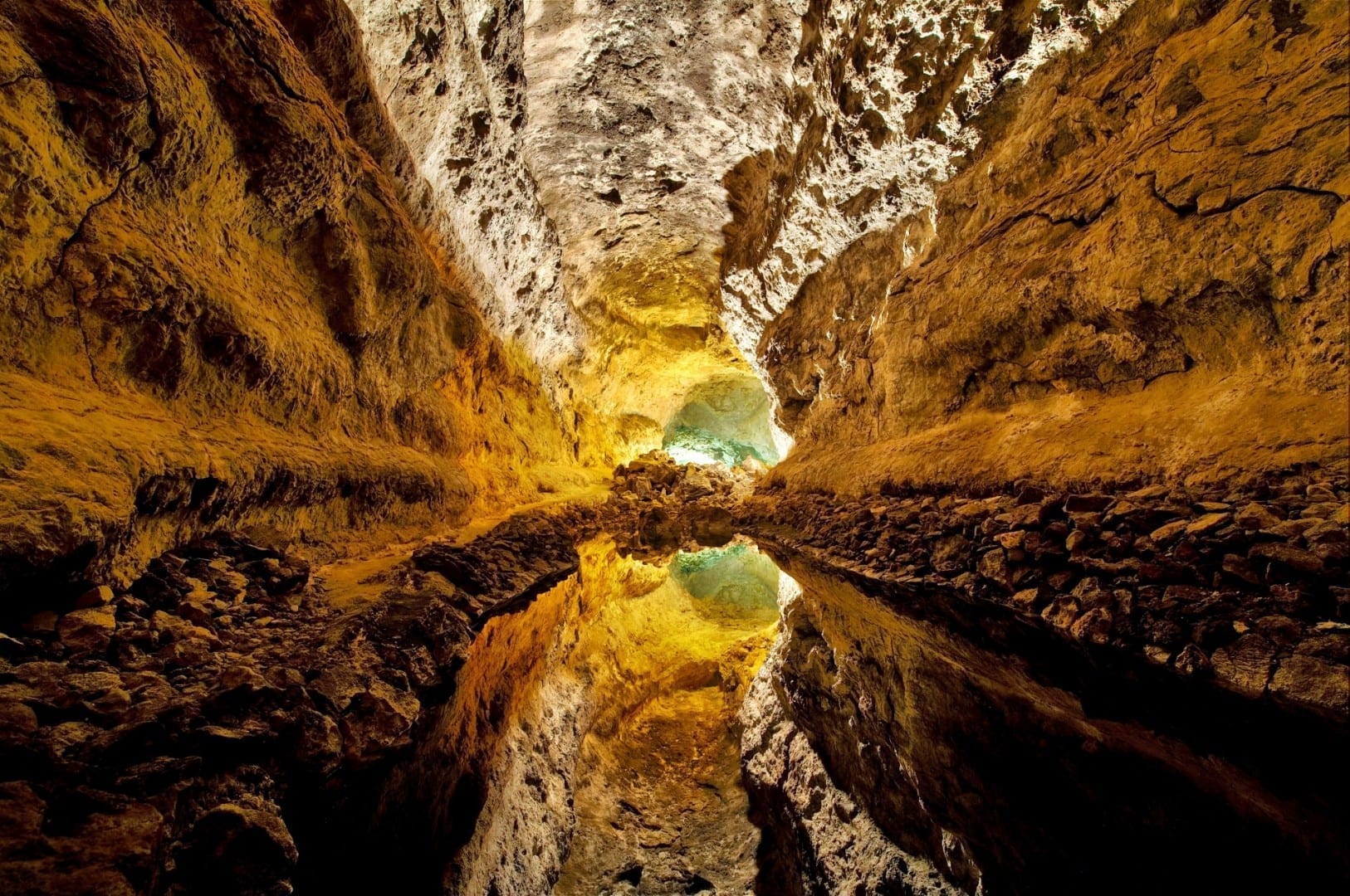 Cueva de los Verdes, con el techo reflejado en el agua en el suelo del tubo de lava Lanzarote (Islas Canarias) España
