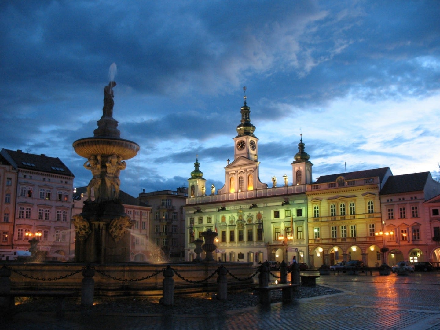 El Ayuntamiento barroco y la fuente de Sansón Ceské Budejovice República Checa