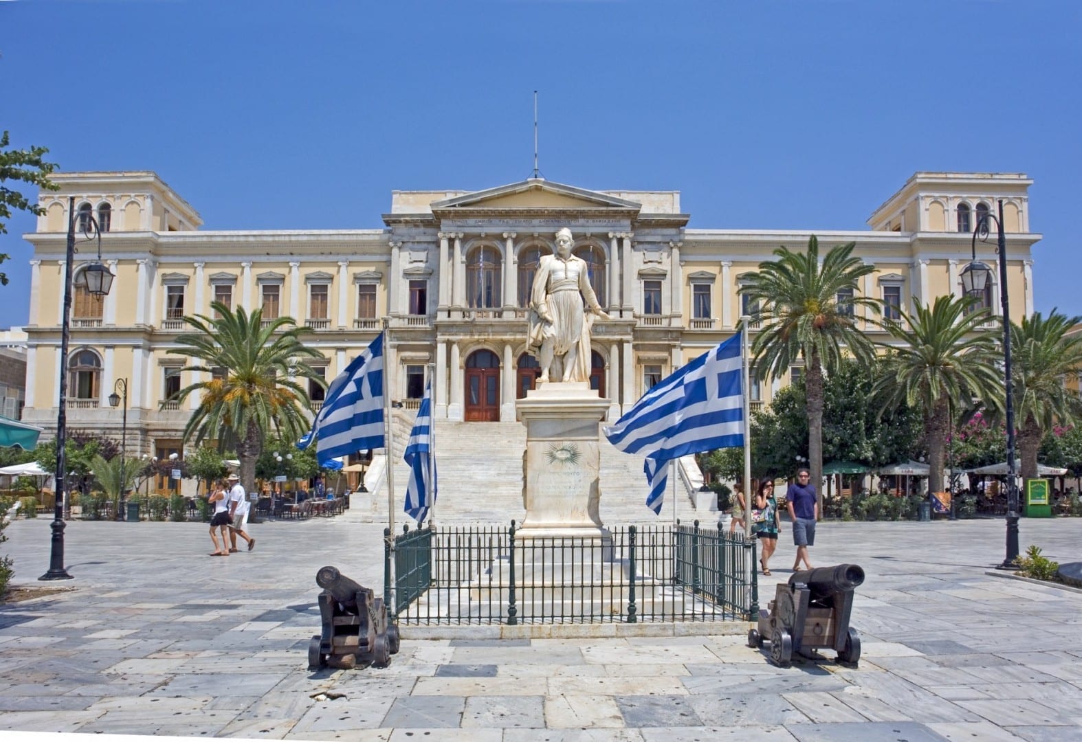 El ayuntamiento de Ermoupolis, diseñado por Ernst Ziller, con la estatua de Andreas Miaoulis (obra de Georgios Bonanos) Syros Grecia