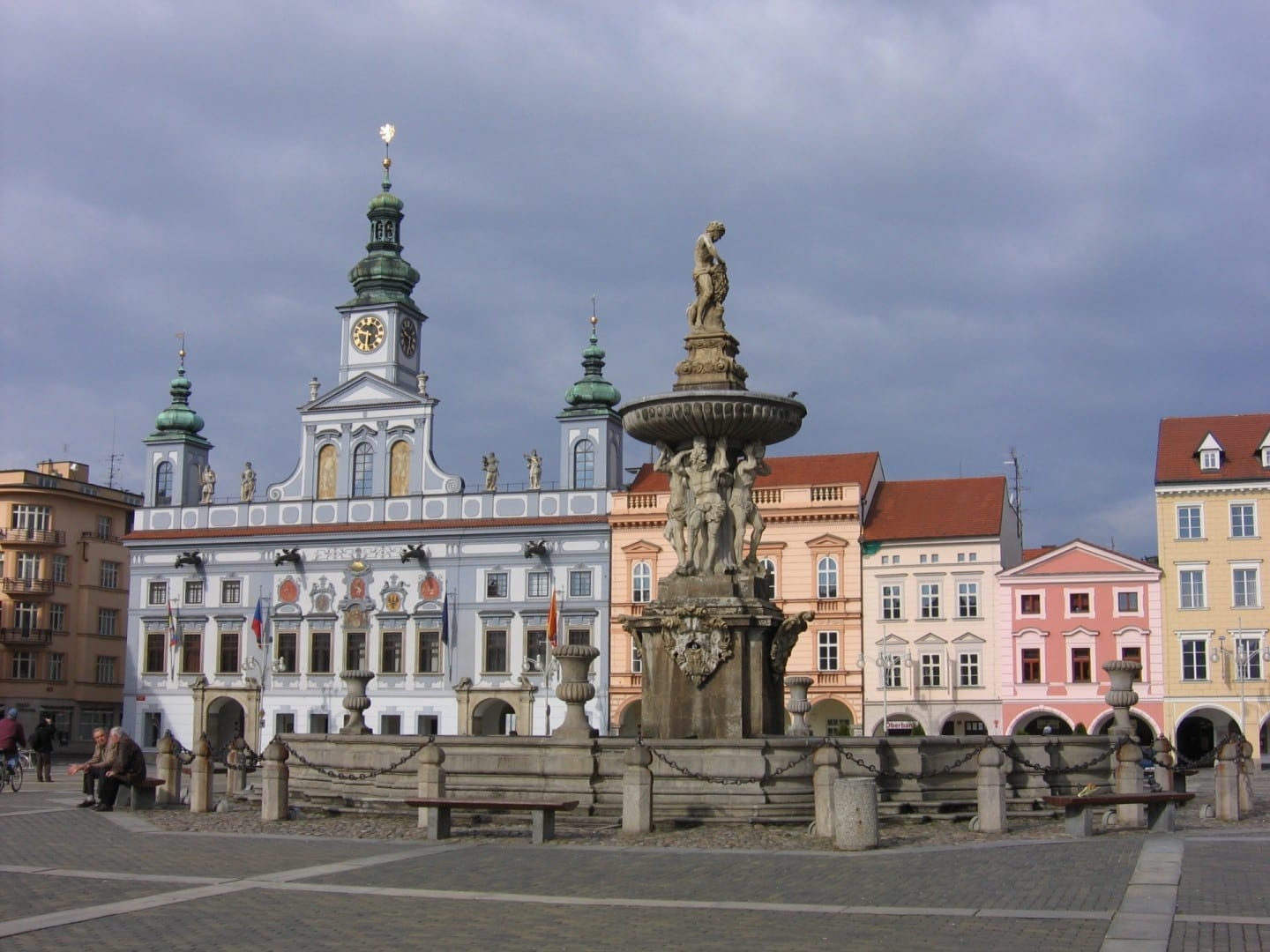 El Ayuntamiento y la fuente de Sansón Ceské Budejovice República Checa
