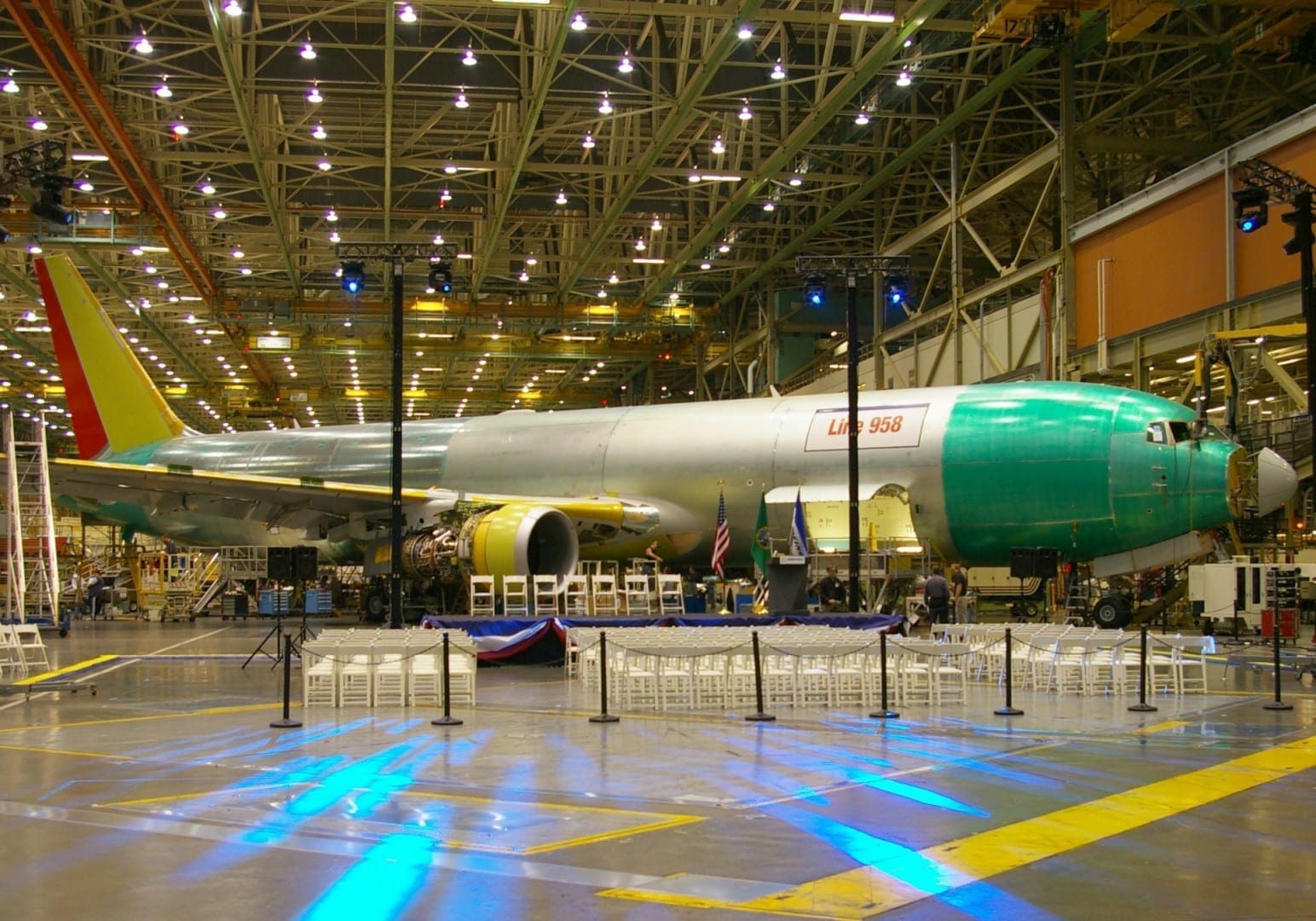 El Boeing 767 que se está construyendo en la fábrica de Boeing en Everett Everett WA Estados Unidos