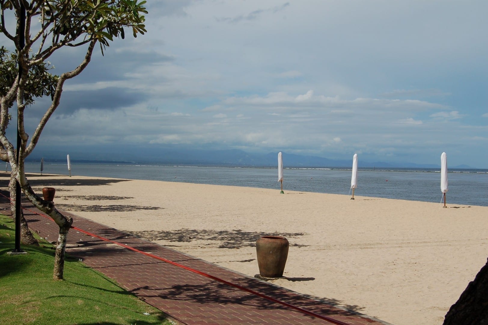 El camino pavimentado frente a la playa en el Sanur Hyatt, mirando al este Sanur, Bali Indonesia