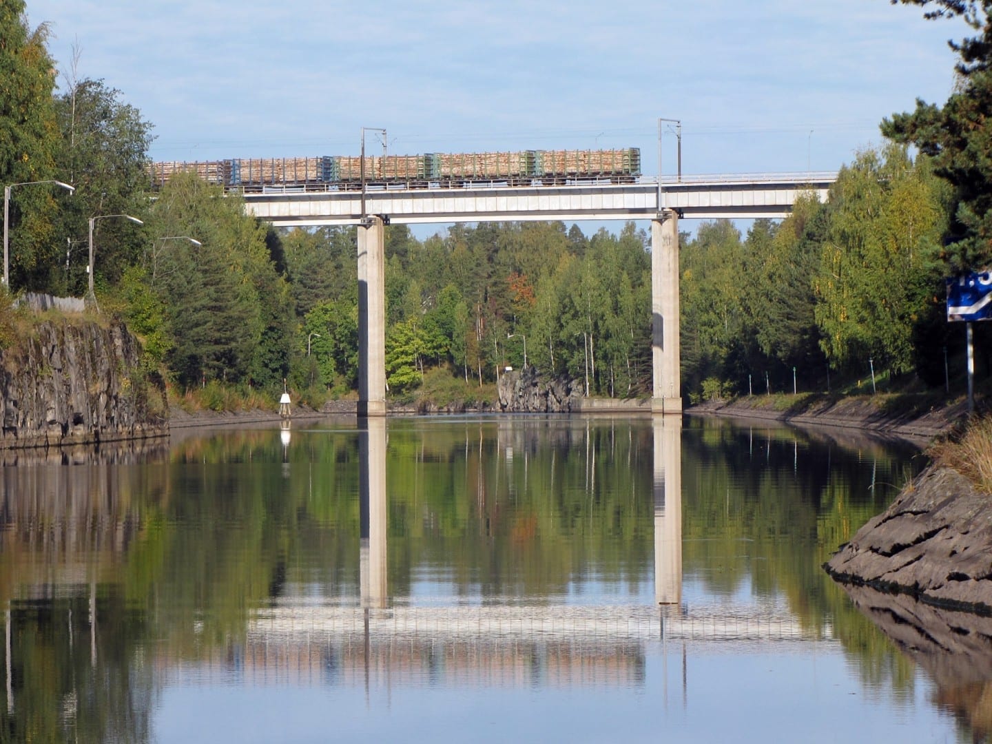 El Canal de Saimaa y el puente ferroviario de Lauritsala Lappeenranta Finlandia
