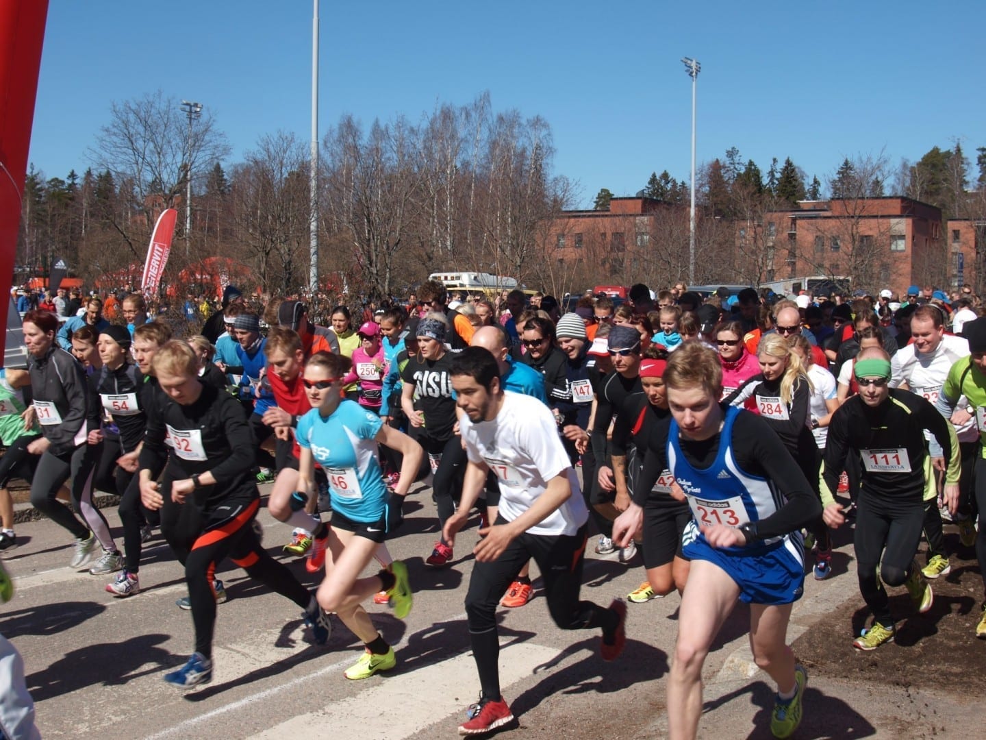 El comienzo del evento Länsiväyläjuoksu en 2013. La carrera corta comienza primero, la larga y la caminata comienza 15 minutos después. Esto tiene como objetivo Espoo Finlandia