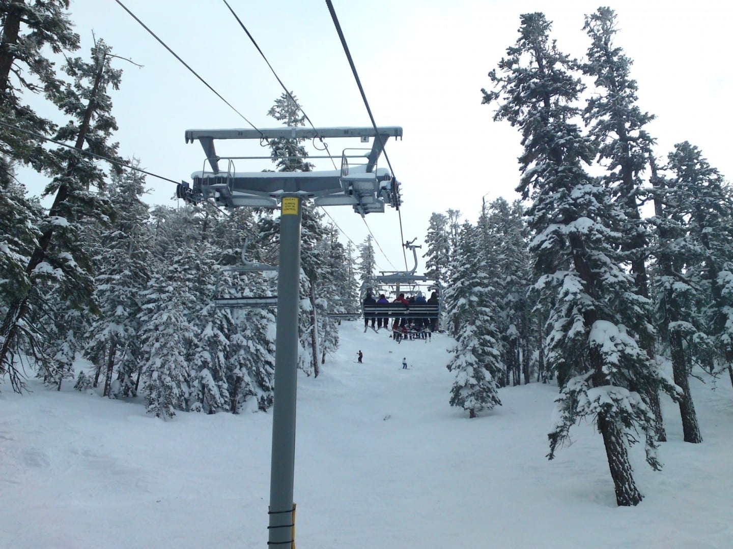 El esquí es una actividad de invierno muy popular en el Lago Tahoe del Sur. Lago Tahoe NV Estados Unidos