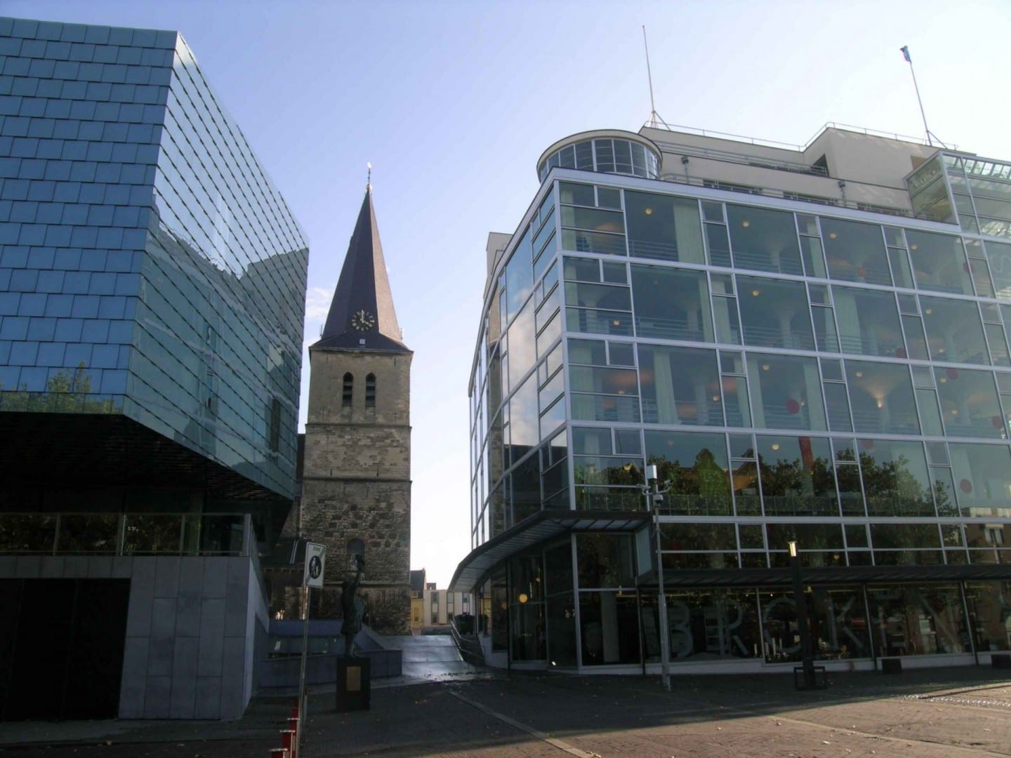 El Glasspaleis, la Escuela de Música y la Iglesia de San Pancracio. Heerlen Países Bajos