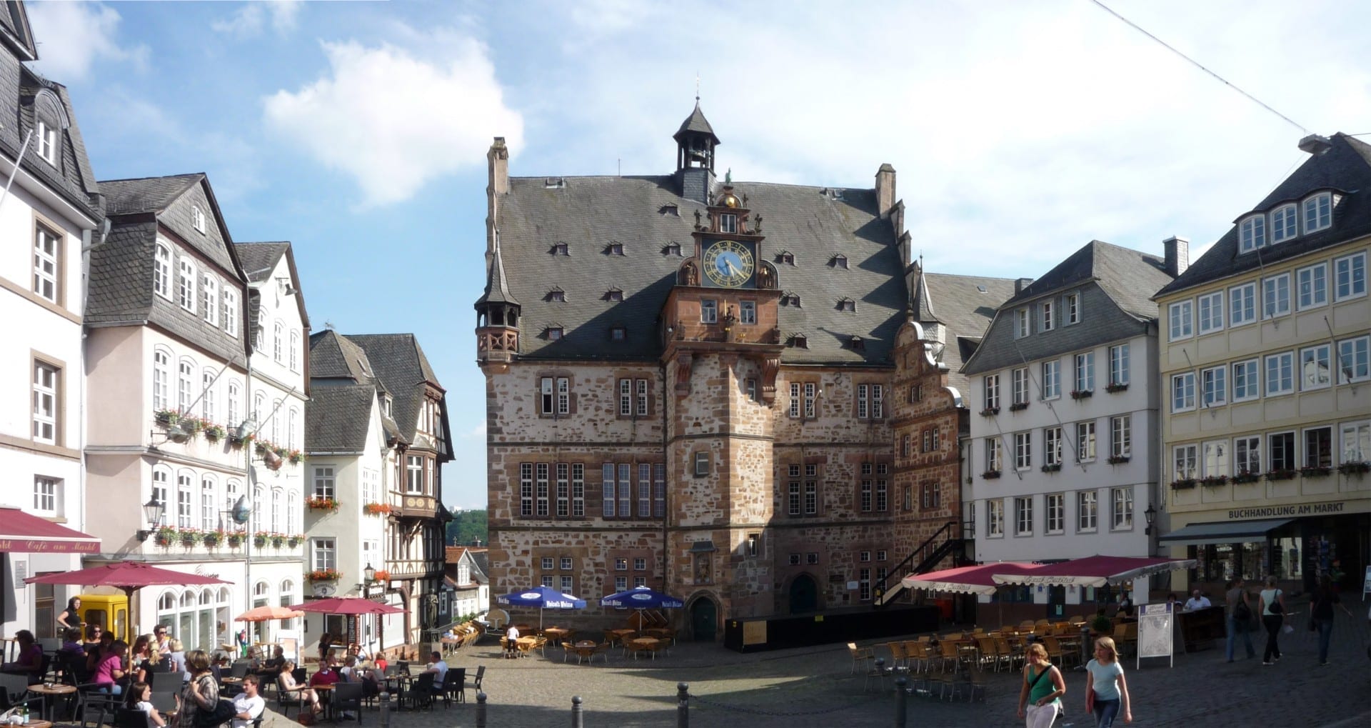 El histórico ayuntamiento y el mercado del Oberstadt Marburg Alemania