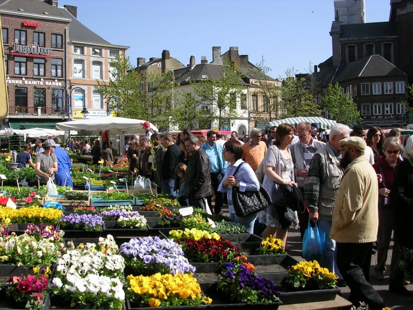 El mercado dominical en la Plaza Carlos II Charleroi Bélgica