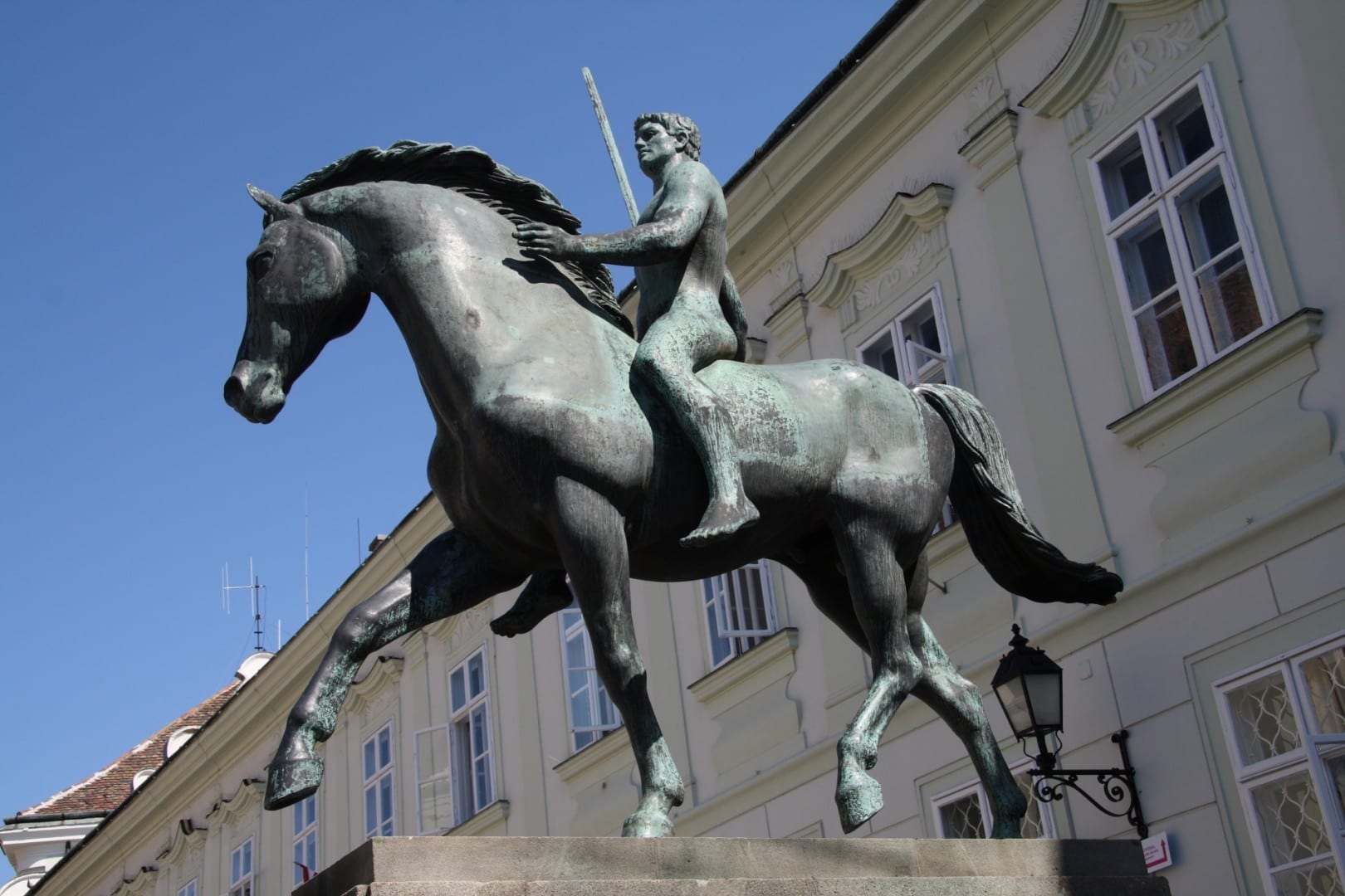 El monumento a los diez húsares Szekesfehervar Hungría