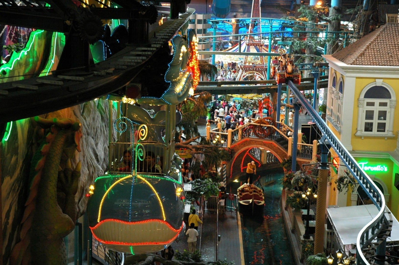 El oscuro y surrealista kitsch del parque temático interior del First World Plaza, el centro comercial de compras. Genting Highlands Malasia