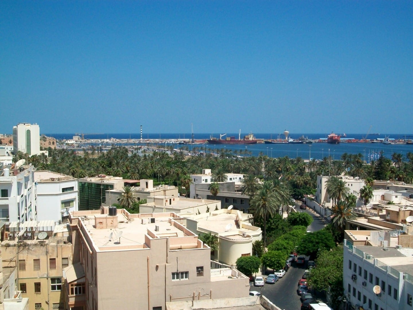El parque Maydan Jazair y el puerto de Trípoli vistos desde el barrio italiano. Trípoli Libia