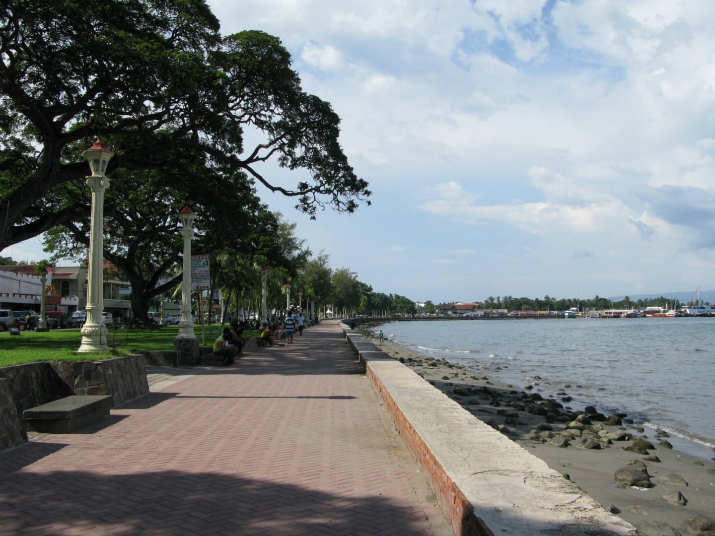 El paseo marítimo junto al bulevar, mirando hacia el norte con el puerto a la distancia Dumaguete Filipinas