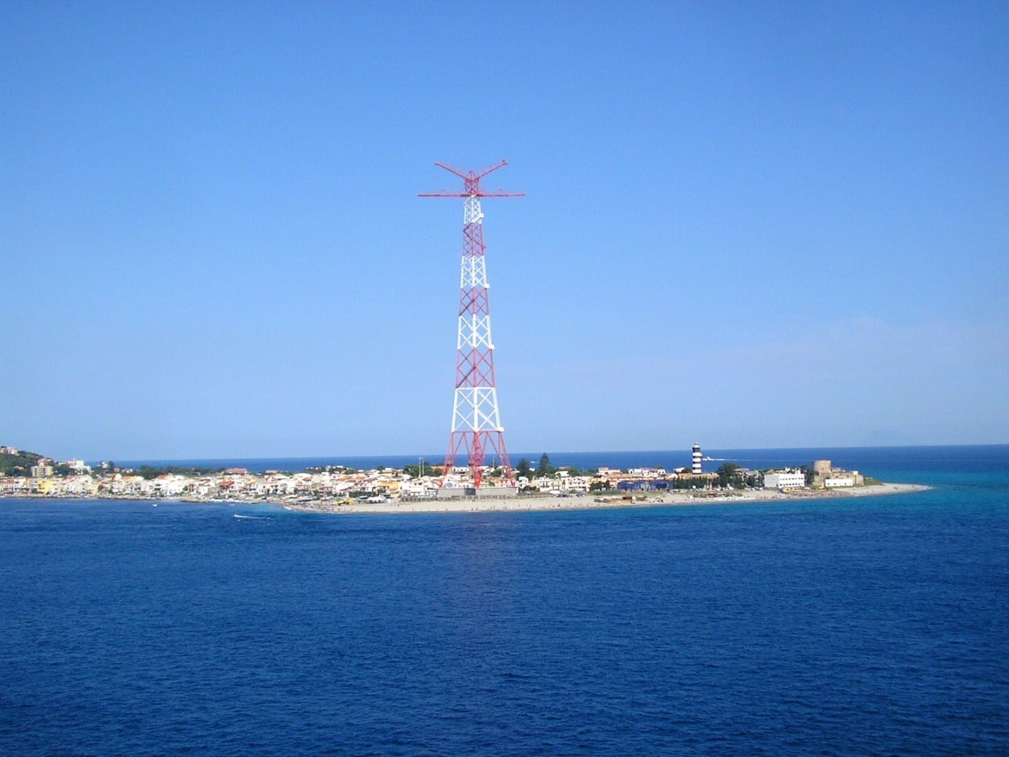 El pilón de Torre Faro ensombrece el faro de Capo Peloro (derecha) Messina Italia