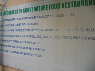 El Restaurante Aruvi tiene una pizarra que indica la filosofía de la comida natural. Cochín India