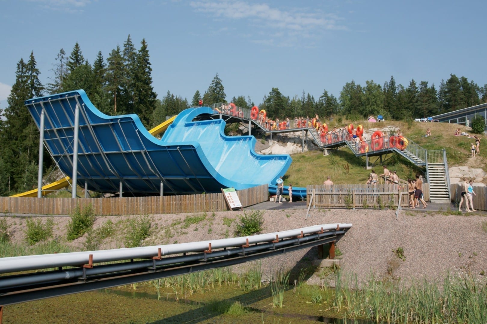 El tobogán acuático de media tubería al aire libre en Serena Espoo Finlandia