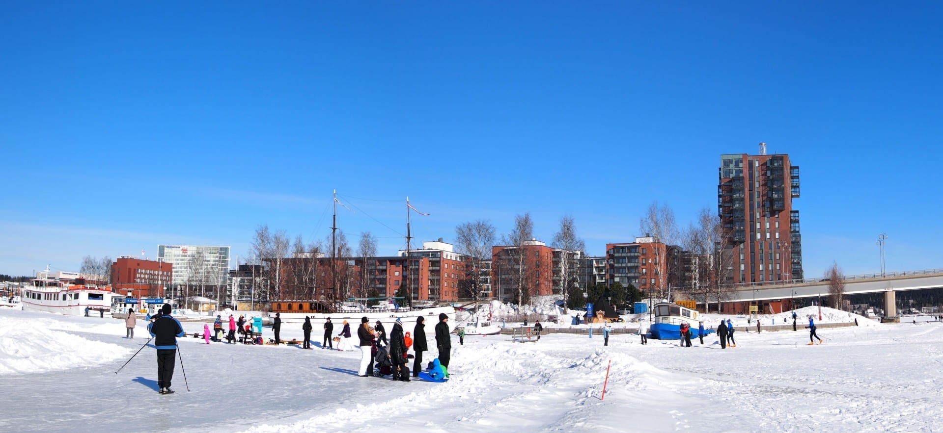 En invierno hay una pista de patinaje sobre hielo y una pista de esquí en el lago Jyväsjärvi. Jyvaskyla Finlandia