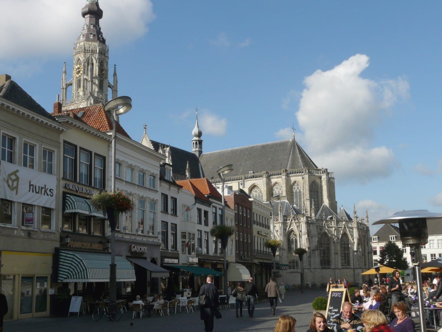 En verano, las terrazas de los cafés al aire libre en el Grote Markt se llenan rápidamente. Breda Países Bajos