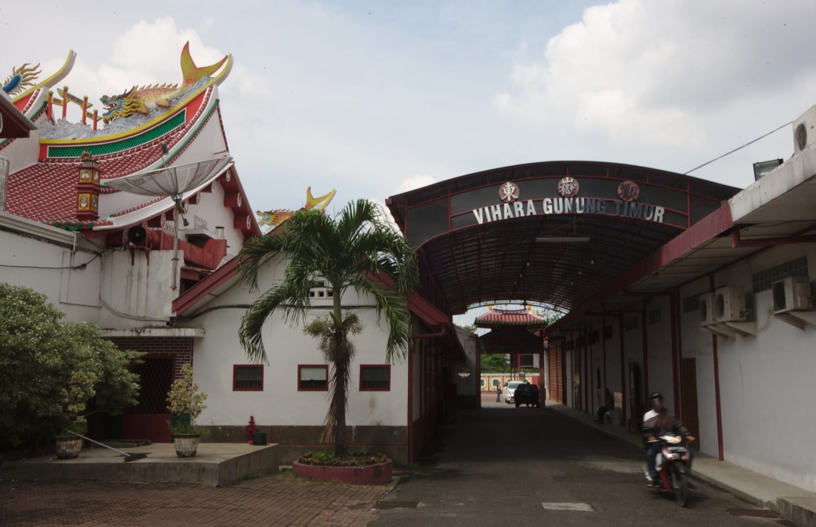 Entrada al templo daoísta chino de Vihara Gunung Timur. Medan Indonesia