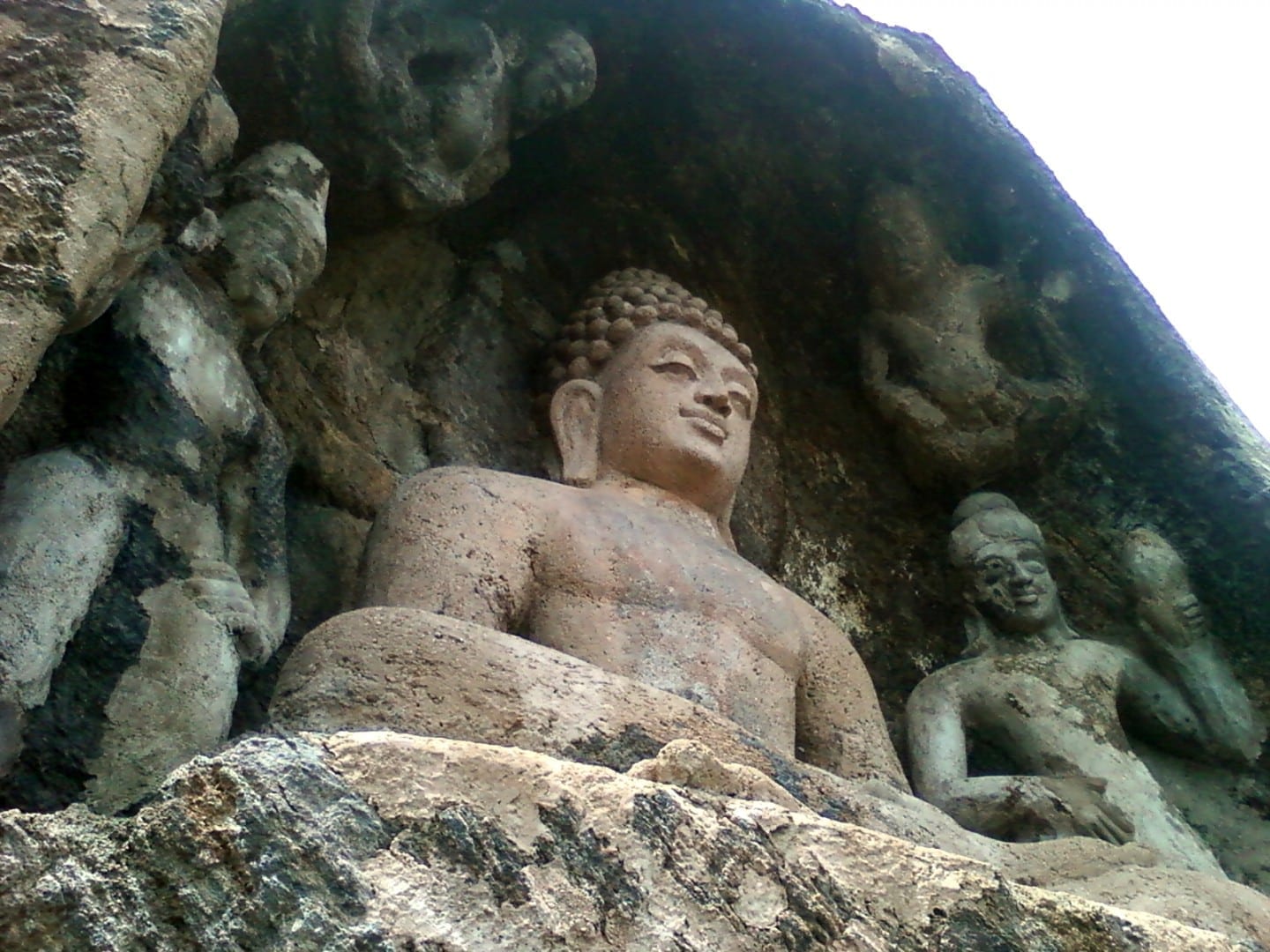 Estatua de Buda tallada en roca en Bojjanakonda cerca de Anakapalle del distrito de Visakhapatnam Visakhapatnam India
