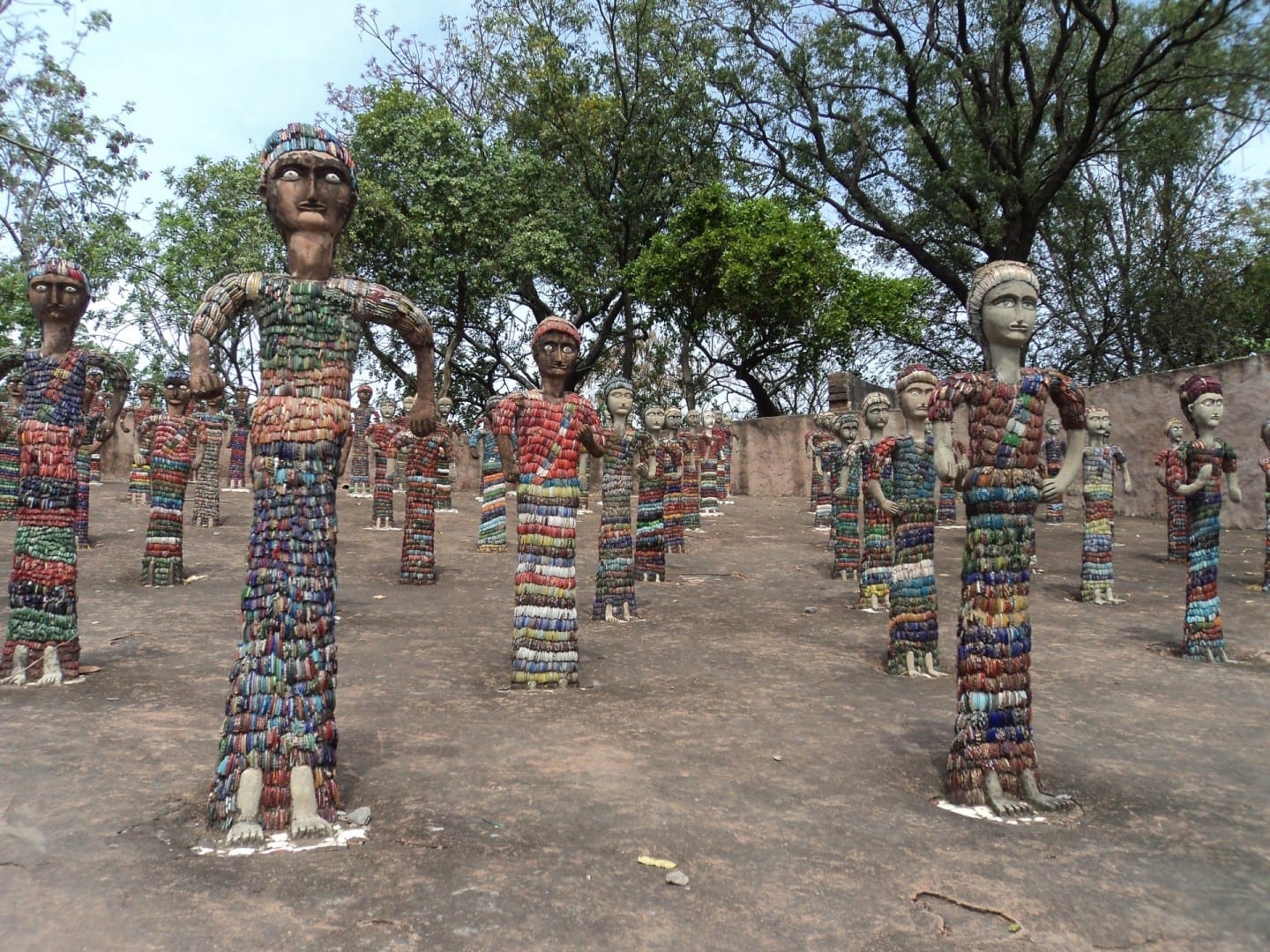 Estatuillas en el Jardín de Rocas Chandigarh India