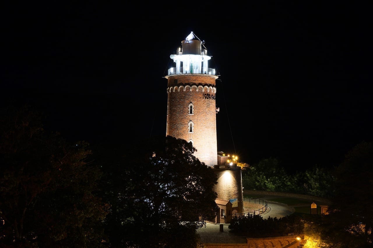 Faro Kołobrzeg Por La Noche Polonia