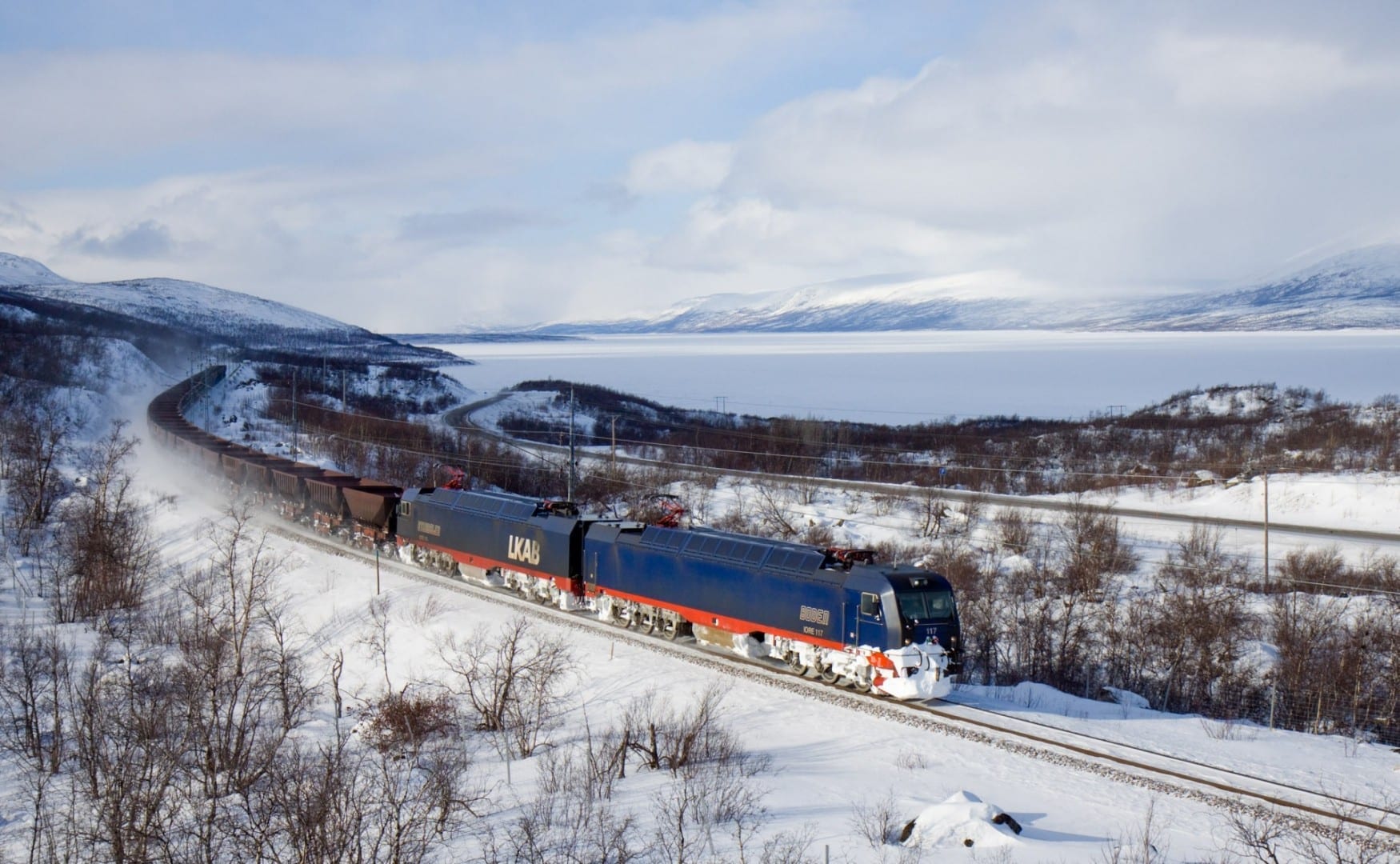 Ferrocarril de mineral de hierro entre Narvik y Kiruna, invierno en el lago Torneträsk, Suecia Narvik Noruega