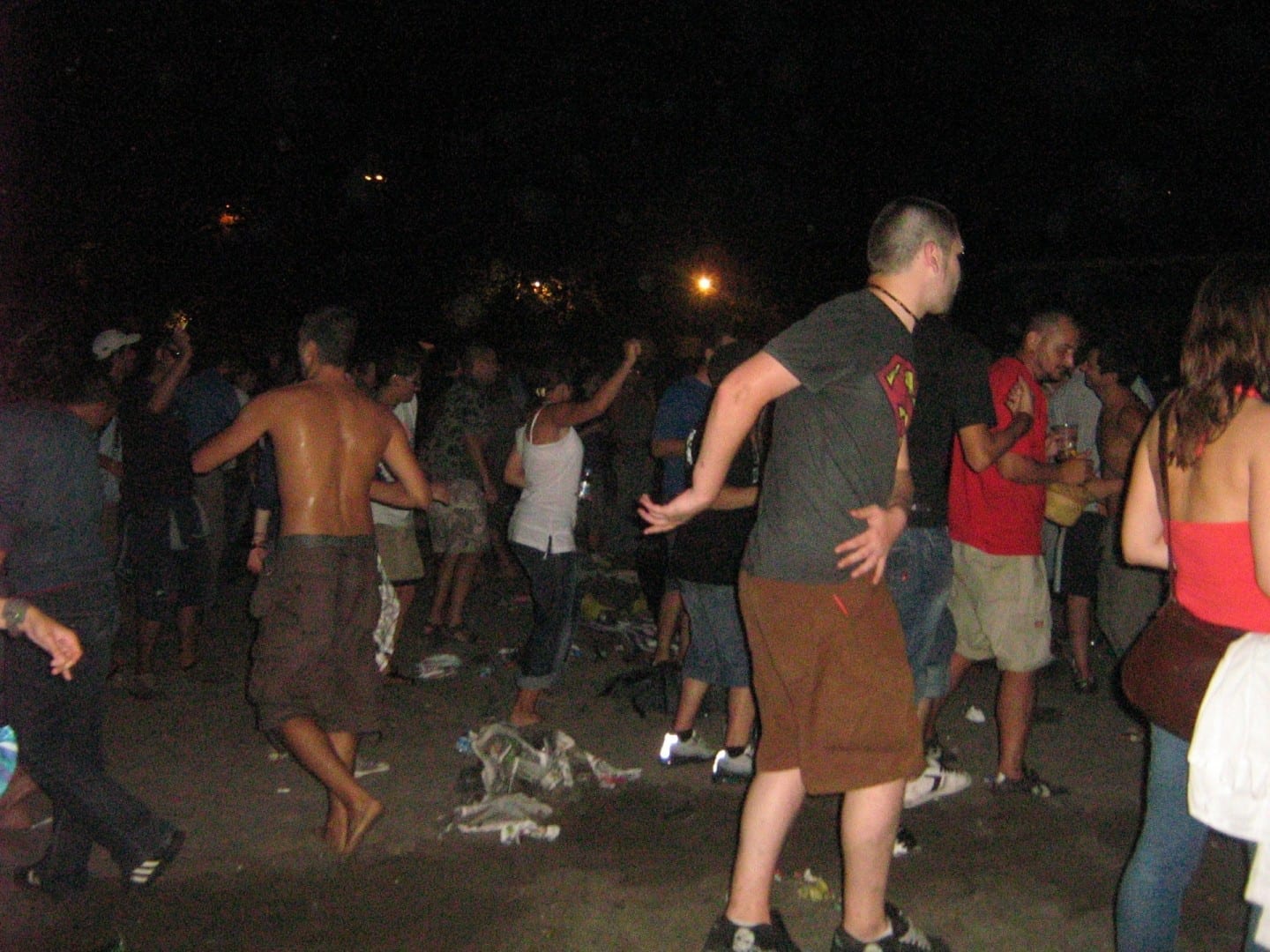 Gente bailando en la playa durante el Spirit of Burgas Fest Bourgas Bulgaria