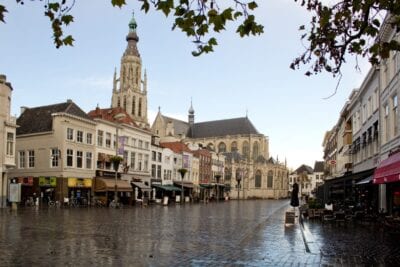 Grote Kerk visto desde el Grote Markt Breda Países Bajos