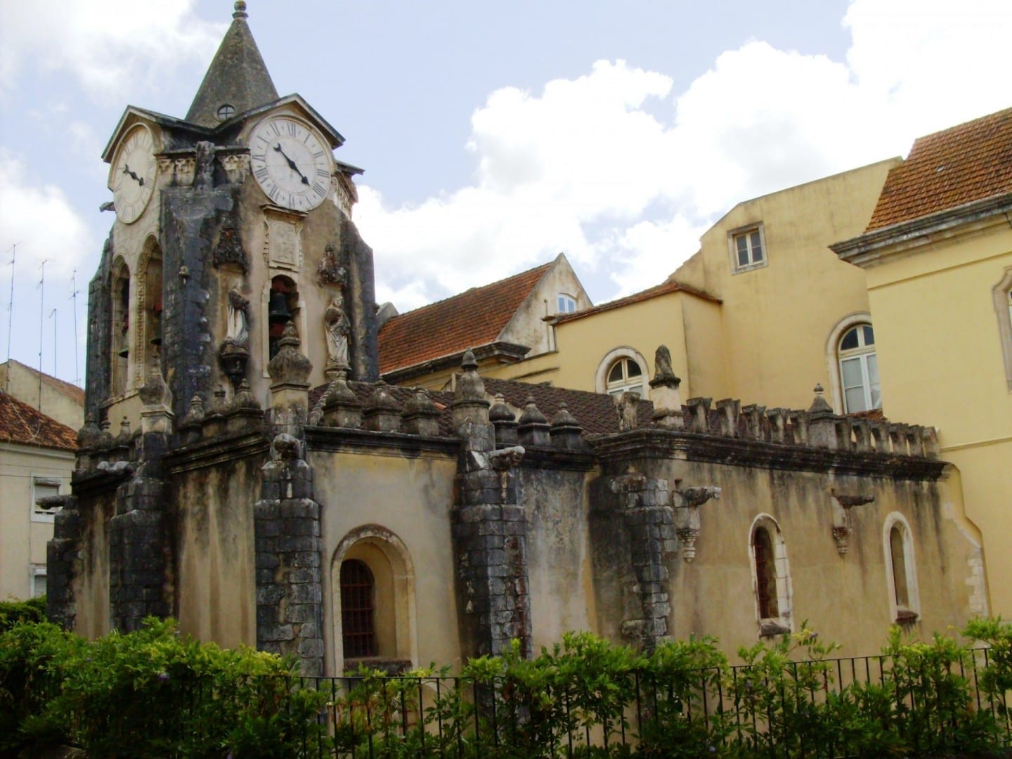 Igreja de Nossa Senhora do Pópulo, con el hospital termal directamente detrás. Caldas da Rainha Portugal