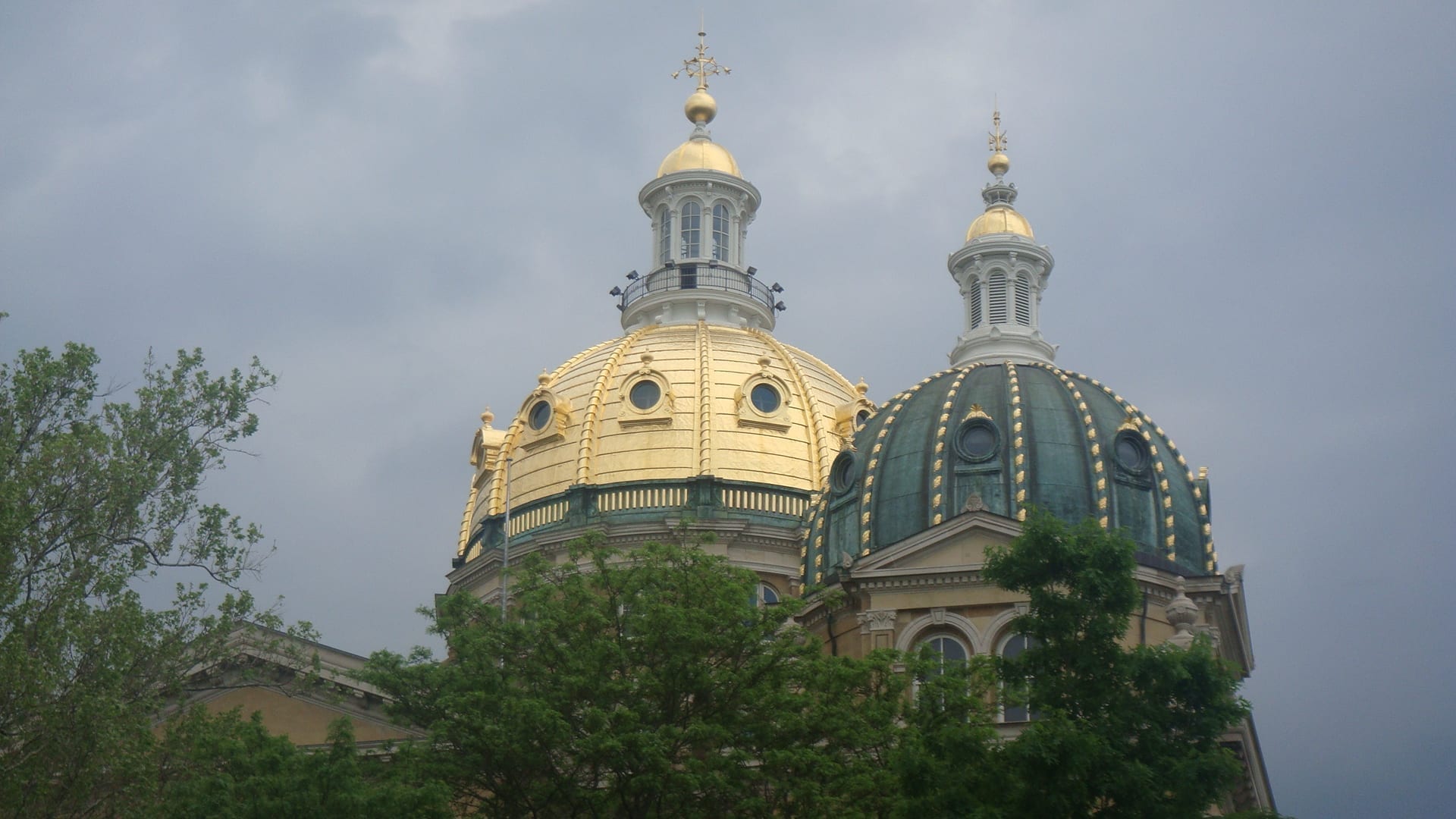 Incluso en un día nublado, dos de las cúpulas del capitolio siguen brillando Des Moines (Iowa) Estados Unidos