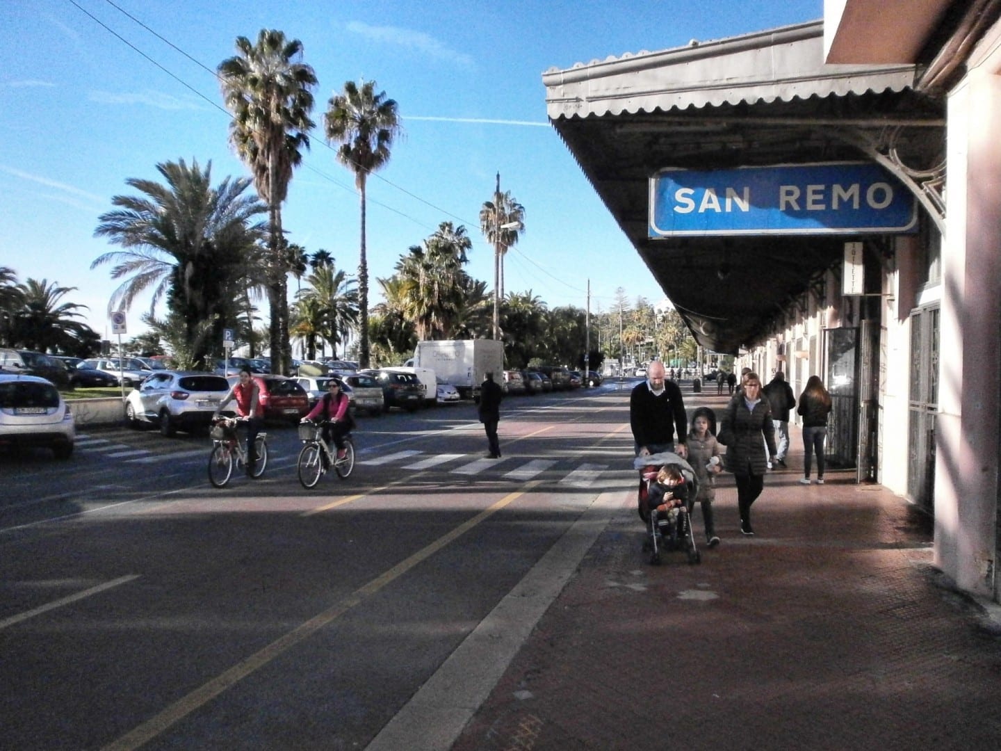 La antigua estación de tren cerca de la costa, ahora es la estación de un carril bici. San Remo Italia