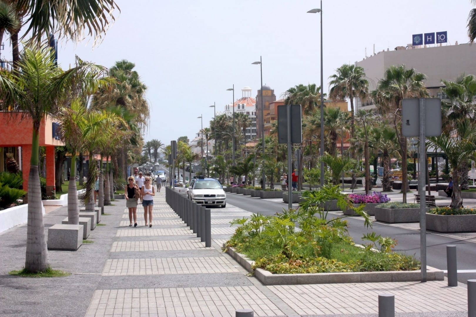 La calle comercial en Playa de las Américas Playa de las Américas España