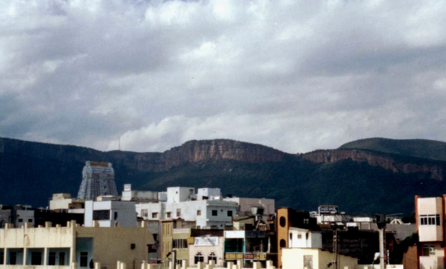 La ciudad de Tirupathi y las colinas de Tirumala Vista desde la estación de tren de Tirupathi Tirupati India