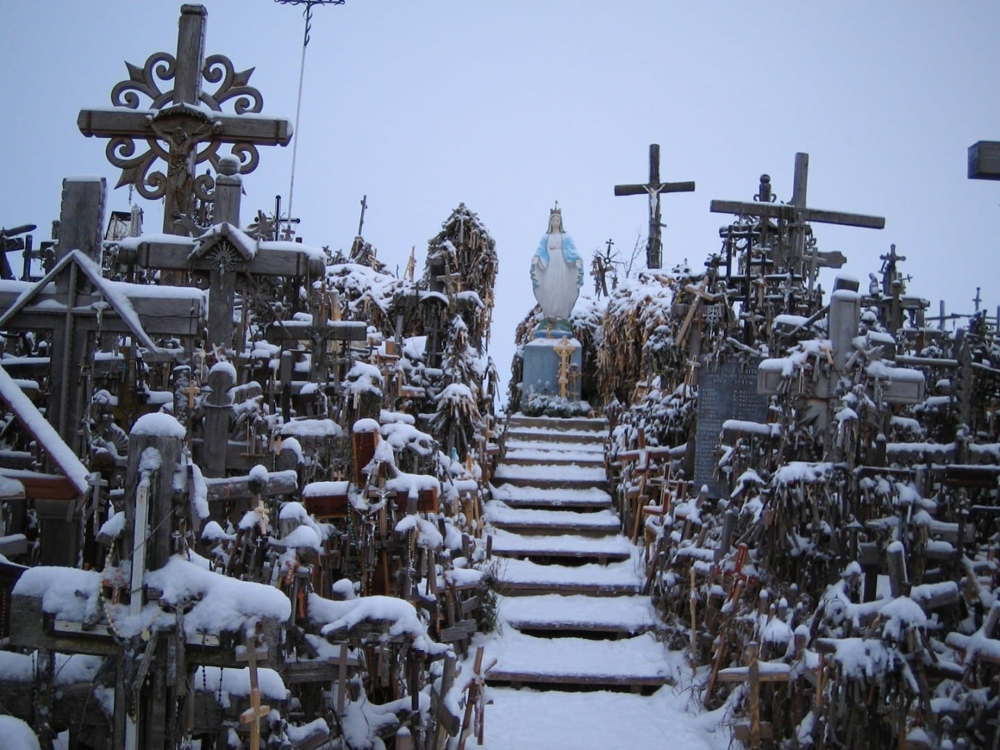 La Colina de las Cruces después de una nevada Siauliai Lituania