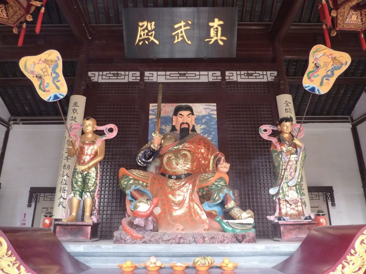 La deidad guerrera Zhenwu, asistida por el General Serpiente y el General Tortuga, en el Palacio Wudangxing de Yangzhou (武当行宫, Wudangxing gong), un te taoísta Yangzhou China