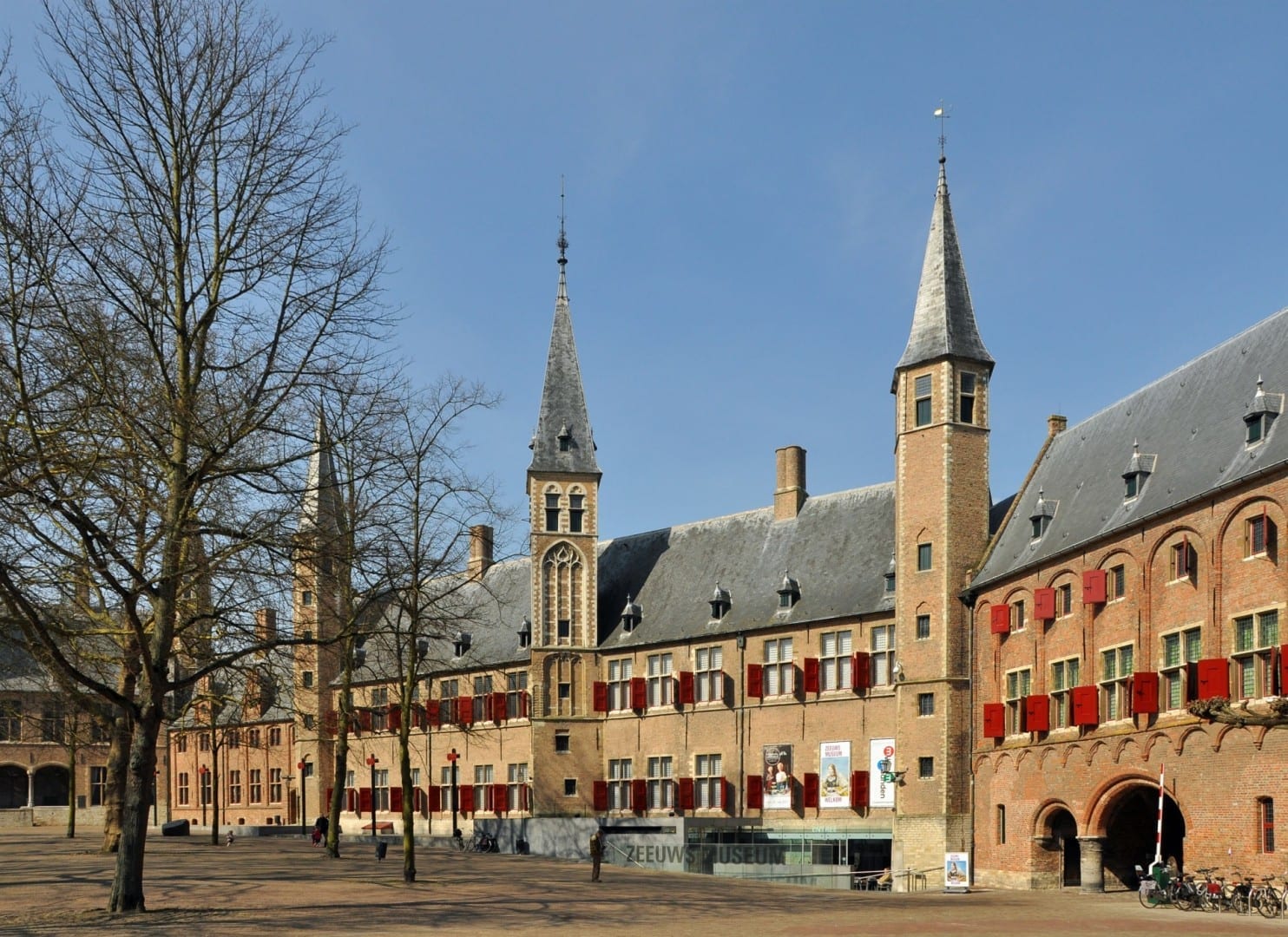 La enorme antigua abadía es ahora el hogar del Museo Zeeuws Middelburg Países Bajos