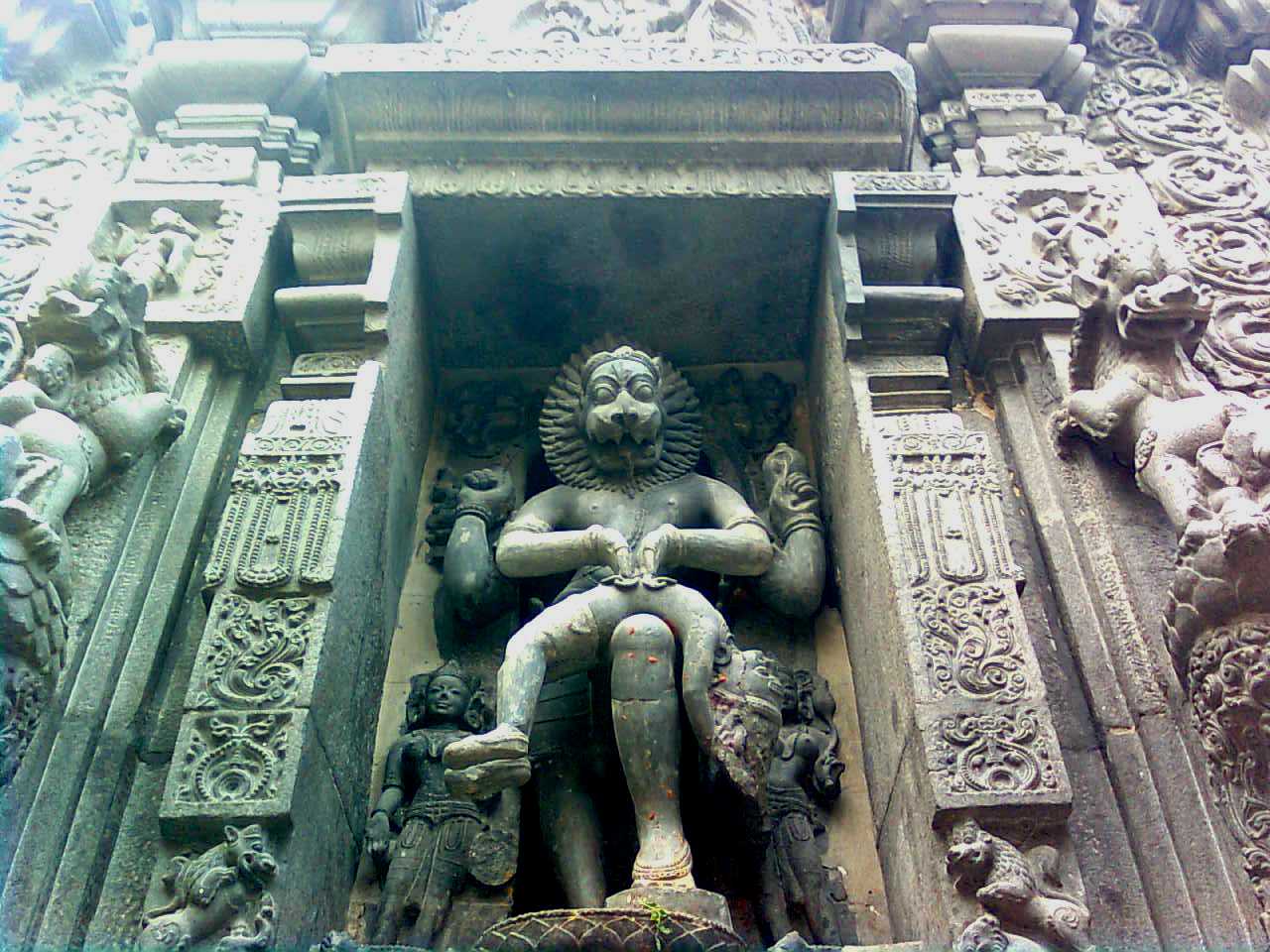 La estatua del Señor Narasimha en el templo de Simhachalam. Visakhapatnam India