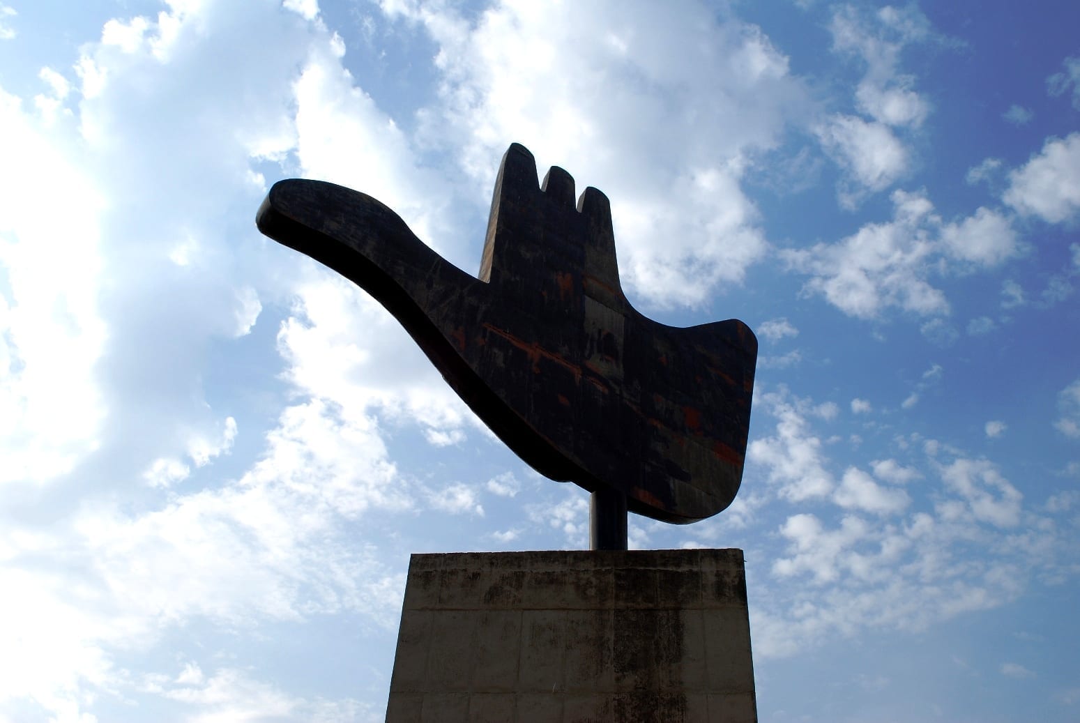 La mano abierta de Le Corbusier Chandigarh India
