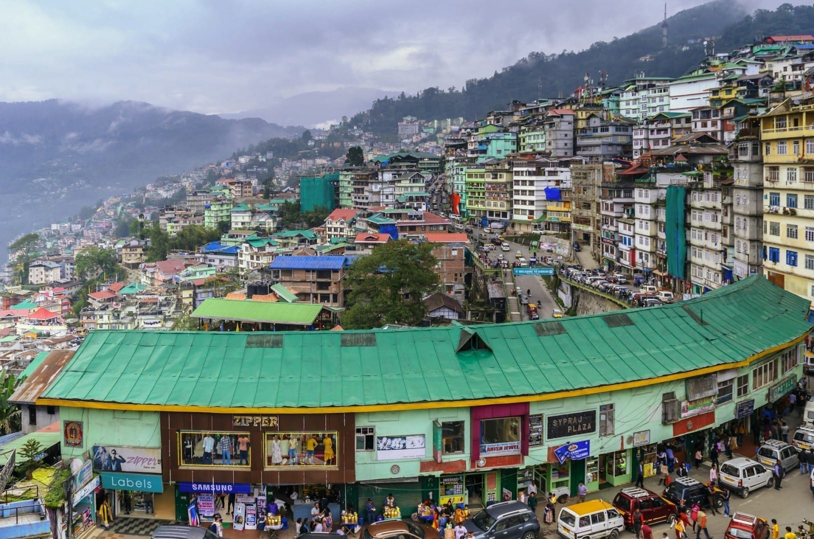 La Plaza Sypraj en el centro de Gangtok y las laderas más allá Gangtok India