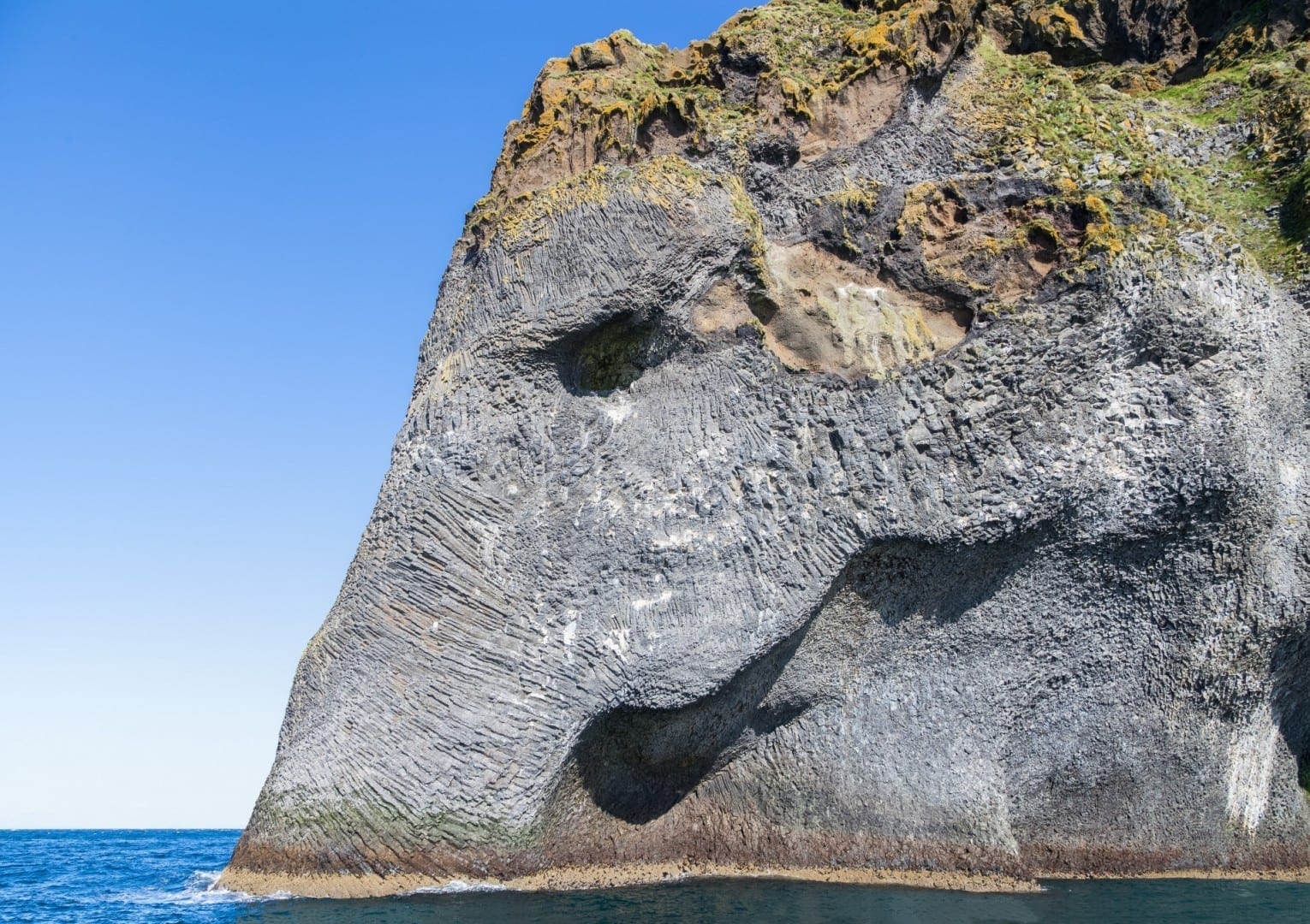 La Roca del Elefante en los acantilados de Heimaey Vestmannaeyjar Islandia
