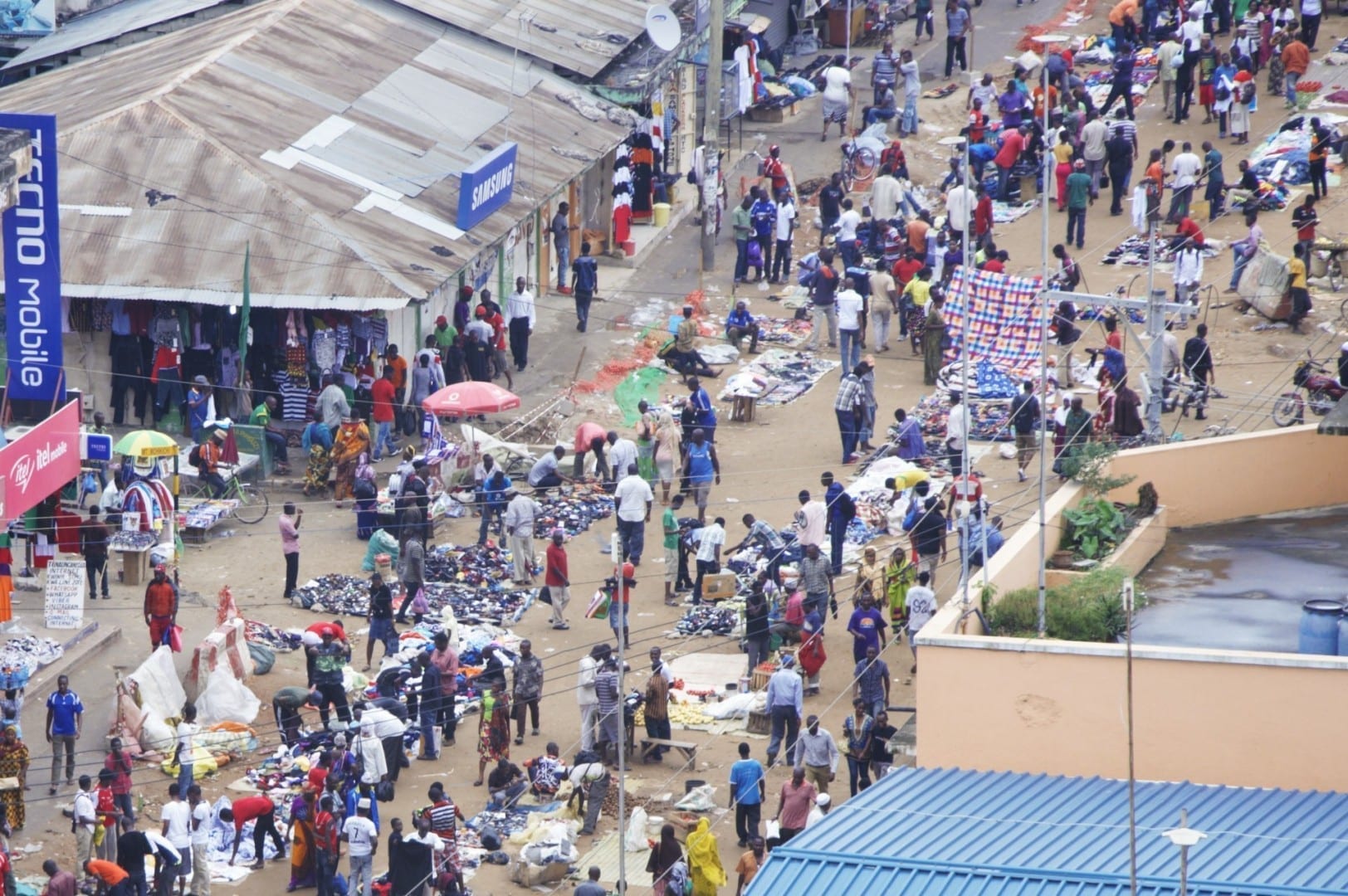 La vista de pájaro del mercado de Kariakoo en Dar es Salaam. Dar es Salaam Tanzania