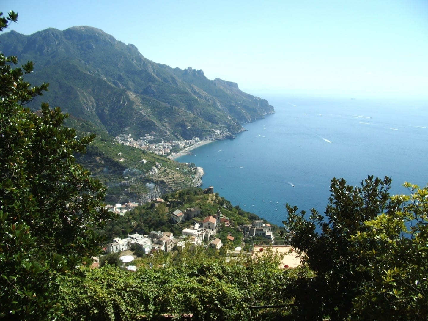 La vista desde Ravello de la bahía de abajo Ravello Italia