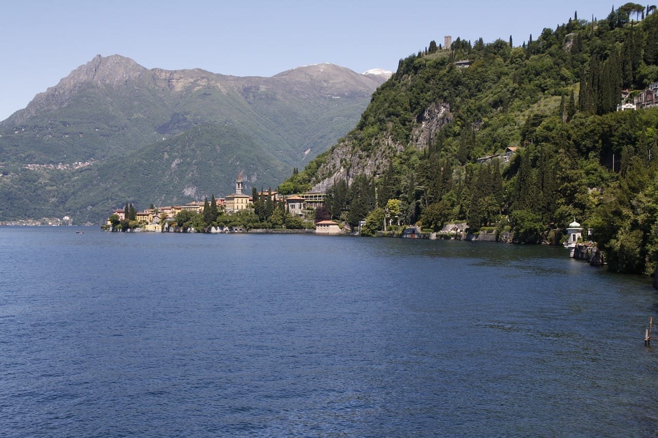 Lago Montañas Varenna Italia