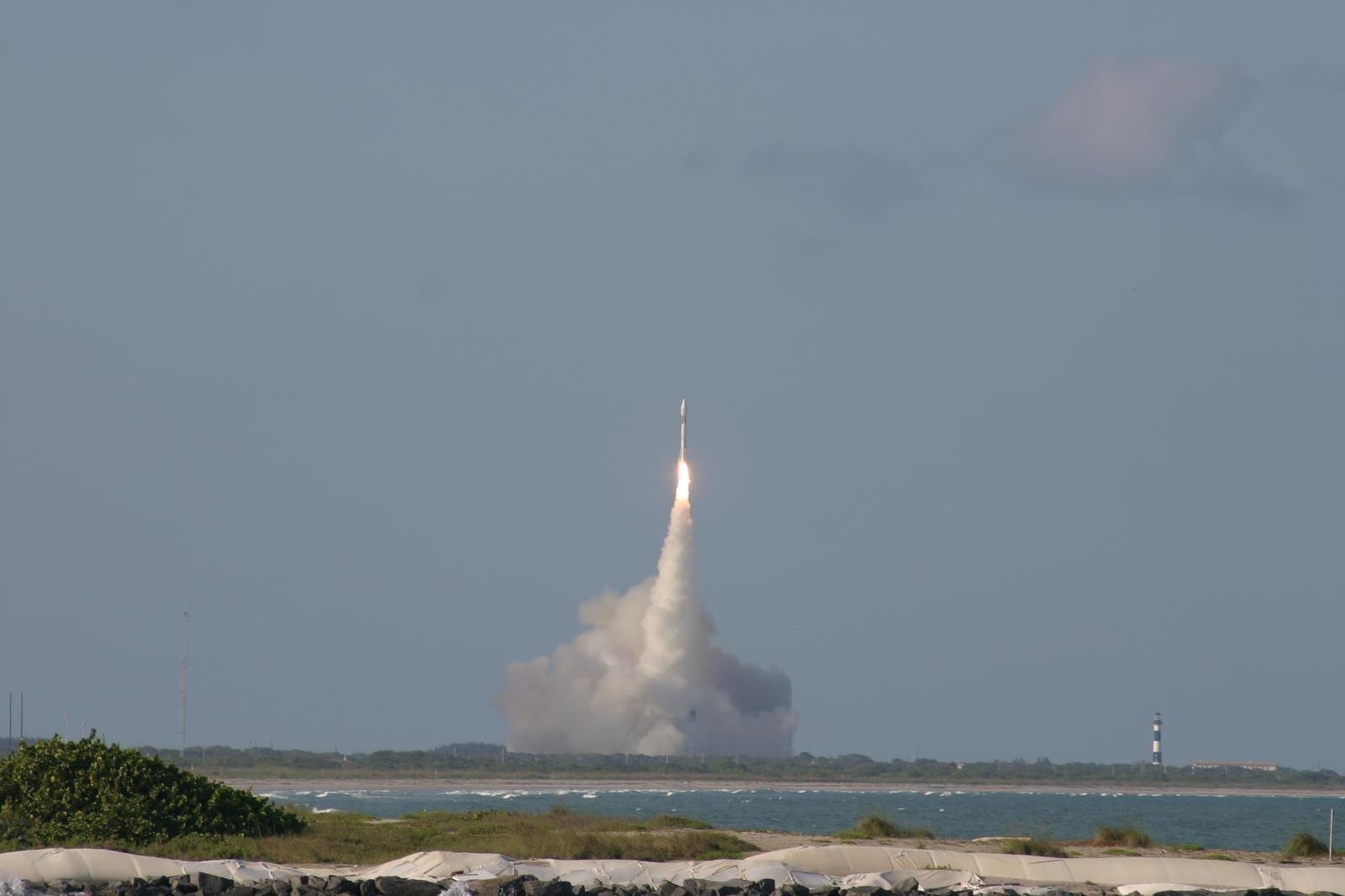 Lanzamiento del cohete Atlas al espacio desde Cabo Cañaveral (mayo de 2004) Cabo Cañaveral Estados Unidos