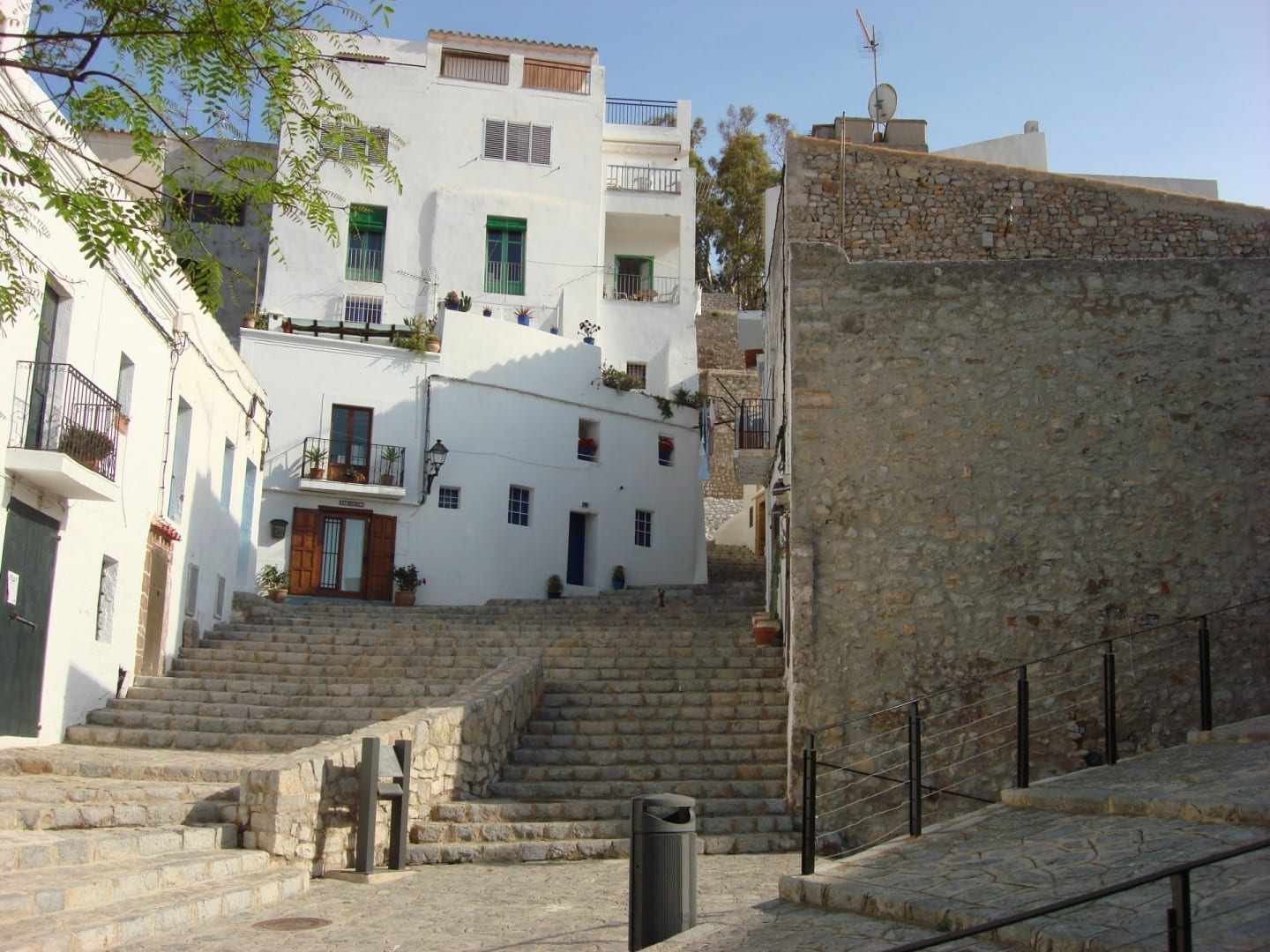 Las calles de la ciudad vieja Ibiza (Isla) España